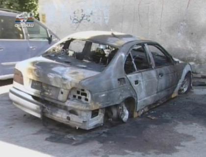 Cine incendiaza masinile? Suspectul retinut de politisti nu-si recunoaste vina Cine incendiaza masinile? Suspectul retinut de politisti nu-si recunoaste vina