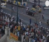 Au vrut sa apara in direct pentru a transmite un mesaj populatiei! Televiziune luata cu asalt in Grecia