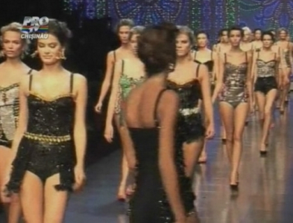 Tinutele batute cu pietre sunt din nou la moda. Ce propun designerii Dolce & Gabbana Tinutele batute cu pietre sunt din nou la moda. Ce propun designerii Dolce & Gabbana