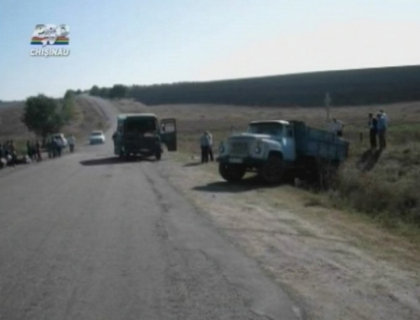 Un autobuz de pe ruta Balti "“ Chisinau nu a respectat distanta si a provocat un accident. FOTO Un autobuz de pe ruta Balti "“ Chisinau nu a respectat distanta si a provocat un accident. FOTO