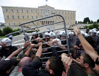 Sediile mai multor ministere de la Atena, blocate de protestatari Sediile mai multor ministere de la Atena, blocate de protestatari