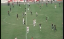 Se intampla in Bosnia... Fotbalisti alungati de pe teren de catre suporteri! Se intampla in Bosnia... Fotbalisti alungati de pe teren de catre suporteri!