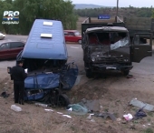 Microbuz cu pasageri, facut ZOB dupa ce s-a izbit frontal de un camion. VEZI primele imagini Microbuz cu pasageri, facut ZOB dupa ce s-a izbit frontal de un camion. VEZI primele imagini