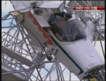 Greu de crezut! In Australia, un avion de mici dimensiuni a intrat intr-un carusel!