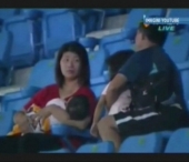 El este cel mai nepasator tata! Si-a aruncat fetita din brate pentru a prinde o minge de baseball! El este cel mai nepasator tata! Si-a aruncat fetita din brate pentru a prinde o minge de baseball!