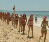 Record in... bikini. Si-au lasat hainele pentru a dobori un record mondial