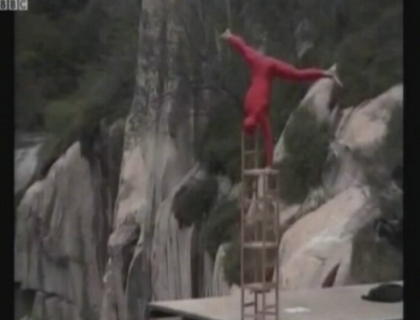 Adrenalina la maxim! Acrobatii la zeci de metri deasupra pamantului, FARA masuri de siguranta Adrenalina la maxim! Acrobatii la zeci de metri deasupra pamantului, FARA masuri de siguranta