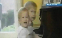 Printesa Diana si printul Charles, cantand la pian in compania copiilor sai. Imaginile care au emotinat Marea Britanie