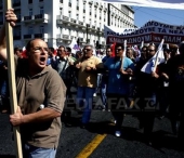 Noi proteste la Atena. Zece mii de oameni manifesteaza impotriva masurilor de austeritate Noi proteste la Atena. Zece mii de oameni manifesteaza impotriva masurilor de austeritate