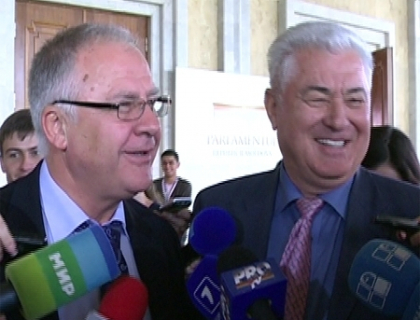 Au discutat la sauna despre alegerea presedintelui! Diacov si Voronin, pusi pe glume in holul Parlamentului Au discutat la sauna despre alegerea presedintelui! Diacov si Voronin, pusi pe glume in holul Parlamentului