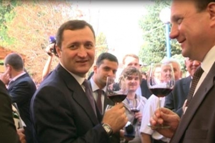 Cu paharul in mana. AFLA cum au sarbatorit Ziua Vinului cei mai importanti oameni din stat Cu paharul in mana. AFLA cum au sarbatorit Ziua Vinului cei mai importanti oameni din stat