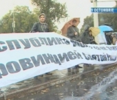 "Vrem demisia lui Roibu!". Cativa tineri au protestat in fata MAI. Ce i-a nemultumit "Vrem demisia lui Roibu!". Cativa tineri au protestat in fata MAI. Ce i-a nemultumit