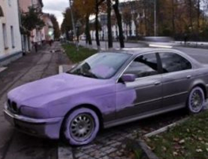 FOTO! Cine spunea ca e scump sa-ti vopsesti masina? Uite cum isi vopseste un cocalar BMW-ul FOTO! Cine spunea ca e scump sa-ti vopsesti masina? Uite cum isi vopseste un cocalar BMW-ul