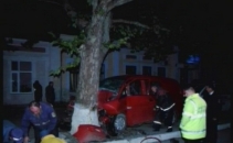 Viteza fatala. Inca un sofer si-a gasit moartea dupa ce automobilul sau s-a izbit intr-un copac Viteza fatala. Inca un sofer si-a gasit moartea dupa ce automobilul sau s-a izbit intr-un copac