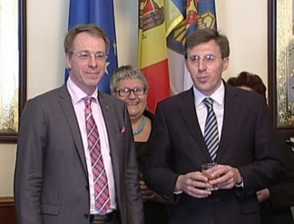 Dorin Chirtoaca si-a gasit o sosie. VIDEO Dorin Chirtoaca si-a gasit o sosie. VIDEO