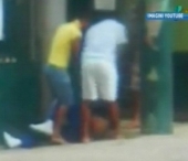 Se intampla in Brazilia! Un fotbalist a fost batut in plina strada de fanii echipei sale!