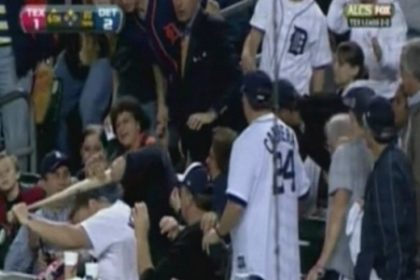 De ce trebuie sa stai cat mai sus in tribune? Un fan s-a trezit cu o bata de baseball in cap!
