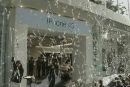 Moartea lui Steve Jobs a crescut vanzarile Apple! Cozi ca la paine calda la cumpararea noului iPhone 4S Moartea lui Steve Jobs a crescut vanzarile Apple! Cozi ca la paine calda la cumpararea noului iPhone 4S