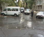 Doua femei ranite dupa ce microbuzul in care se aflau a fost lovit in plin de o Lada! Doua femei ranite dupa ce microbuzul in care se aflau a fost lovit in plin de o Lada!