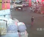 SOCANT. O fetita de 2 ani din China a fost calcata de doua masini si ignorata de trecatori
