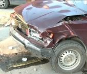 Accident matinal la Durlesti. Un BMW a alunecat din cauza poleiului si a lovit doua masini Accident matinal la Durlesti. Un BMW a alunecat din cauza poleiului si a lovit doua masini