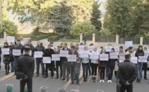 "Filat, nu fi cos de gunoi, respecta alianta!". Zeci de tineri au protestat in fata Palatului Republicii "Filat, nu fi cos de gunoi, respecta alianta!". Zeci de tineri au protestat in fata Palatului Republicii