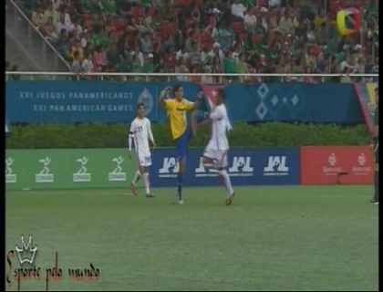 Cu piciorul in piept! Lovitura violenta aplicata unui adversar de catre un fotbalist brazilian Cu piciorul in piept! Lovitura violenta aplicata unui adversar de catre un fotbalist brazilian