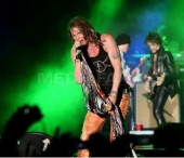 Steven Tyler a cazut in baie si si-a pierdut doi dinti Steven Tyler a cazut in baie si si-a pierdut doi dinti