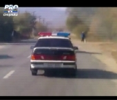 Graba sau inconstienta? VEZI AICI cum circula o masina de politie pe traseul Chisinau-Ungheni