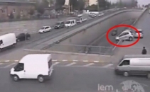 VIDEO socant. O soferita se sperie dupa un accident minor si plonjeaza cu masina intr-un pasaj