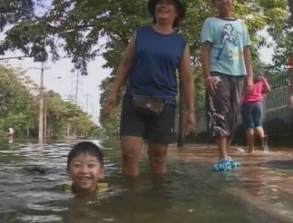 In Thailanda, oamenii s-au obisnuit cu inundatiile! Vezi cu ce se indeletnicesc barbatii si copiii In Thailanda, oamenii s-au obisnuit cu inundatiile! Vezi cu ce se indeletnicesc barbatii si copiii
