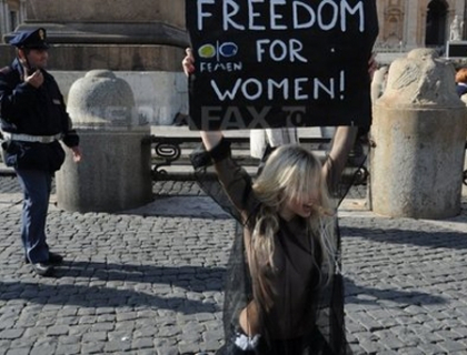 O feminista ucraineana s-a dezbracat imediat dupa rugaciunea Angelus a Papei - FOTO O feminista ucraineana s-a dezbracat imediat dupa rugaciunea Angelus a Papei - FOTO