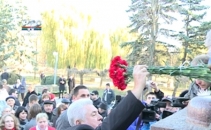 Sarbatoare fara "TRADATORI". Membrii PCRM marcheaza 94 de ani de la Revolutia din octombrie. VIDEO Sarbatoare fara "TRADATORI". Membrii PCRM marcheaza 94 de ani de la Revolutia din octombrie. VIDEO