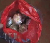 Retinuta pentru ca a incercat sa vanda marijuana in valoare de 12 mii de lei. VIDEO Retinuta pentru ca a incercat sa vanda marijuana in valoare de 12 mii de lei. VIDEO