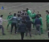 Arbitru batut cu pumnii si picioarele de catre fotbalisti si fani! Violente la un meci in Iran