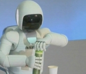 Poate sa alerge si sa-si toarne ceai! In ce sopuri va putea fi folosit robotul umanoid de la Honda Poate sa alerge si sa-si toarne ceai! In ce sopuri va putea fi folosit robotul umanoid de la Honda