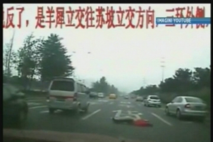 Lasata sa moara in strada si evitata de zeci de soferi! Imaginile care au iscat un nou scandal in China Lasata sa moara in strada si evitata de zeci de soferi! Imaginile care au iscat un nou scandal in China