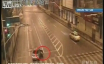 Tarat cu masina doi kilometri! De ce un politist din China va regreta toata viata ca a oprit un sofer beat Tarat cu masina doi kilometri! De ce un politist din China va regreta toata viata ca a oprit un sofer beat