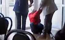 VIDEO. Doua fete beau pana nu se mai tin pe picioare, in plina zi. Imagini REVOLTATOARE VIDEO. Doua fete beau pana nu se mai tin pe picioare, in plina zi. Imagini REVOLTATOARE