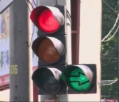 Verde pentru soferi! Guvernul permite virarea la dreapta chiar si la culoarea rosie a semaforului