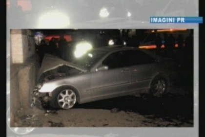 A vrut sa se dea tare dar a intrat intr-un perete. Accident produs de viteza excesiva A vrut sa se dea tare dar a intrat intr-un perete. Accident produs de viteza excesiva
