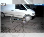 FOTO. Mergea fara lumini si a fost lovit in plin de un microbuz! Un biciclist a ajuns la spital FOTO. Mergea fara lumini si a fost lovit in plin de un microbuz! Un biciclist a ajuns la spital