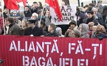PROTEST la Parlament. Reprezentantii PCRM, adunati inainte de sedinta: Jos AIE! DEMISIE! VIDEO PROTEST la Parlament. Reprezentantii PCRM, adunati inainte de sedinta: Jos AIE! DEMISIE! VIDEO