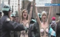 Protest topless la New York. Si-au dezgolit sanii in timpul unei manifestatii anti Wall Sreet Protest topless la New York. Si-au dezgolit sanii in timpul unei manifestatii anti Wall Sreet