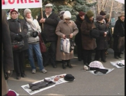 BAZAR in semn de protest in fata Guvernului: Jos politica antisociala! Tarife mai mici, venituri mai mari! BAZAR in semn de protest in fata Guvernului: Jos politica antisociala! Tarife mai mici, venituri mai mari!