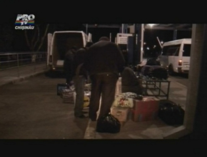 Cozi imense si moldoveni nemultumiti la punctele de trecere a frontierei cu Romania Cozi imense si moldoveni nemultumiti la punctele de trecere a frontierei cu Romania