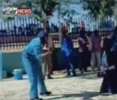 O femeie din Sudan a fost biciuita pentru ca purta pantaloni