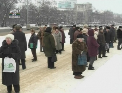 Mai multi pensionari nemultumiti de scumpiri au pichetat din nou Guvernul