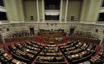 Grecia tine cu dintii de EURO. A votat un buget drastic pe 2012: salarii reduse si impozite marite Grecia tine cu dintii de EURO. A votat un buget drastic pe 2012: salarii reduse si impozite marite