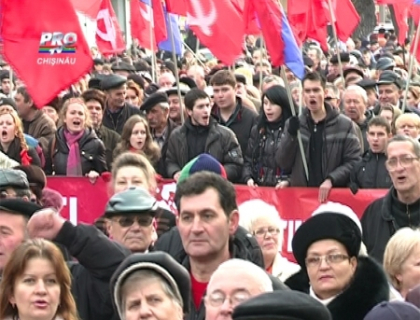 Mii de simpatizanti ai PCRM protesteaza in centrul Capitalei: Alianta neputincioasa trebuie sa plece!